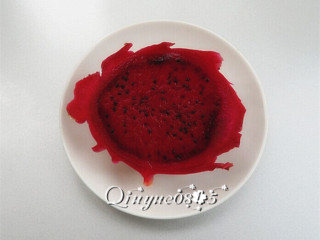 3、红心火龙果酸奶,切开火龙果