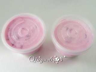 8、红心火龙果酸奶,或盖上盖子放冰箱冷藏，口感会更好些。