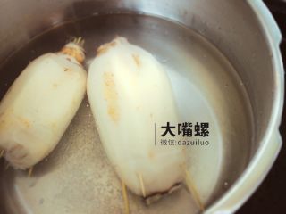 6、滋补红糖糯米藕丨大嘴螺,放入刚好没过莲藕的水，烧开