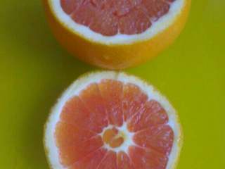 1、宝宝止咳(盐蒸橙子),把橙子洗净后放在盐水中浸泡20分钟，去橙子表面的果蜡；橙子不要剥皮，在顶部平切开一片，往露出的果肉上撒少许盐，再用筷子在果肉上戳几个洞，以便于盐渗进果肉。