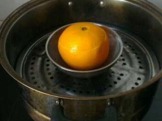 3、宝宝止咳(盐蒸橙子),碗里不用加水，直接放进蒸锅； 蒸至水沸后再蒸15分钟；