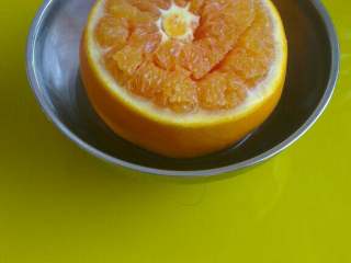 4、宝宝止咳(盐蒸橙子),取出，蒸好的橙子，皮有一定的收缩，碗里还会有汁水流出，但不要倒掉；