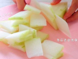 3、海鲜菇冬瓜薏米汤,冬瓜去皮洗净切小片。