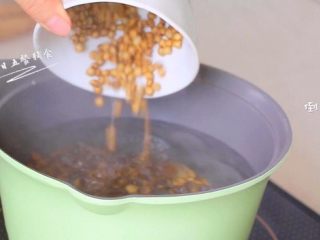 4、海鲜菇冬瓜薏米汤,锅中放水和薏米,大火煮开转小火煮20分钟。