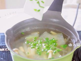 5、海鲜菇冬瓜薏米汤,薏米已经开花了。放入冬瓜和海鲜菇,煮约3分钟冬瓜完全透明,加点葱叶碎,再加点盐,搅拌下出锅吧。