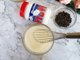 3、爆浆脏脏蛋挞,牛奶加入糖隔水融化后加入练奶搅拌均匀晾凉