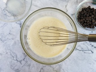 4、爆浆脏脏蛋挞,晾凉后加入淡奶油搅拌均匀