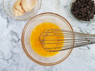 5、爆浆脏脏蛋挞,鸡蛋用手抽打至顺滑，过筛2次，这样挞液会更顺滑