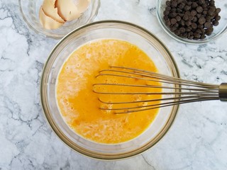 6、爆浆脏脏蛋挞,将过筛后的蛋液倒入牛奶混合物中