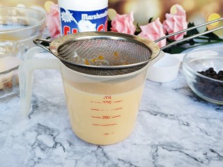 8、爆浆脏脏蛋挞,最后过筛一次到量杯里备用