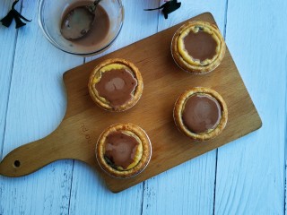 13、爆浆脏脏蛋挞,将巧克力酱依次倒入蛋挞上