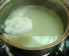 1、芒果冰淇淋,牛奶加热至煮沸，加入白糖。