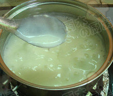 2、芒果冰淇淋,淀粉加凉开水解开，慢慢倒入牛奶中，不停的搅拌，再次煮沸，关火晾凉