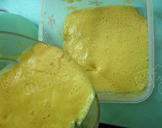 5、芒果冰淇淋,混合均匀后，倒入可以冷冻的带盖密封容器内，入冷冻室冷冻