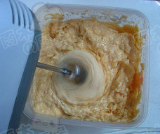 6、芒果冰淇淋,冷冻大约2-3小时后，冰淇淋四周已经稍冻硬，中心还很稀软时，拿出来，用打蛋器打一会儿。每1小时后拿出来同样的方法打一会儿。3-4次后。此时冰淇淋体积变大，变的很粘稠，就可以了。盖盖冻起来