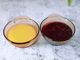 2、血糯米粢饭团,将血糯米淘干净,浸泡2小时,小米淘干净后泡30分钟即可。