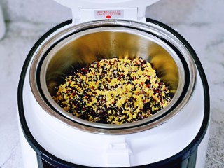 4、血糯米粢饭团,再将泡好的米倒入甄子中。