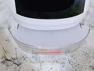 6、血糯米粢饭团,将清洗干净的水盒放入机体中。