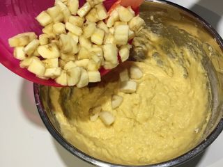 6、水果玛芬蛋糕,将香蕉切成1cm大小的丁，并倒入A盆中轻轻拌匀即可。此刻可以预热烤箱180度。