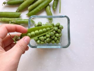 1、新年宴客菜-满堂彩,青豆剥去壳，可以直接买剥好的