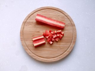 3、新年宴客菜-满堂彩,胡萝卜洗净，去皮切丁