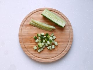 5、新年宴客菜-满堂彩,黄瓜洗净，去籽切丁，黄瓜子炒过会变软出水，影响脆嫩的口感