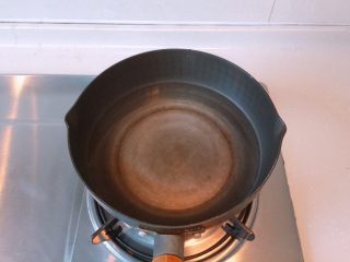 8、新年宴客菜-满堂彩,小锅加入适量水煮开