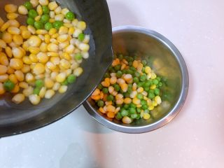 10、新年宴客菜-满堂彩,捞出青豆玉米粒，但留一部分水浸泡着，这样青豆表面就不会变干皱皮了