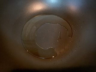 11、新年宴客菜-满堂彩,锅开中大火烧热，放入油