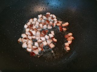 12、新年宴客菜-满堂彩,放入香菇丁翻炒