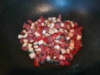 13、新年宴客菜-满堂彩,待香菇翻炒变软出水，水分蒸发掉后再放入腊肠翻炒，不然腊肠泡水就会变白