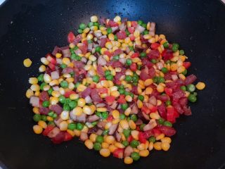 15、新年宴客菜-满堂彩,翻炒至青豆全熟，不要炒太久，不然青豆还是会脱皮