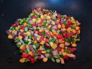 16、新年宴客菜-满堂彩,关火放入黄瓜丁和适量盐，利用锅子余温翻炒均匀出锅