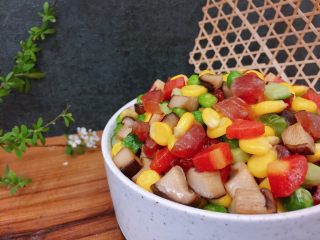 18、新年宴客菜-满堂彩,青豆、玉米、胡萝卜、香菇、黄瓜和腊肠，一勺下去，营养满满