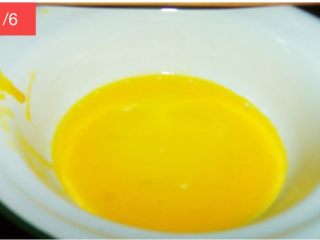 1、蛋奶布丁,蛋黄搅打均匀