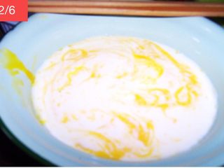 2、蛋奶布丁,加入牛奶和适量的糖，搅拌均匀