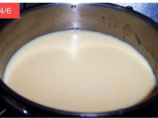 4、蛋奶布丁,把布丁液倒入锅中加热，至微沸