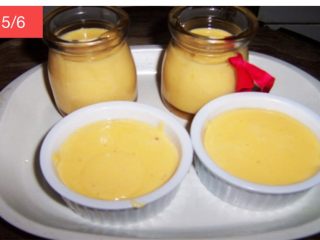 5、蛋奶布丁,倒入准备好的布丁模中，放入冰箱冷却至凝固