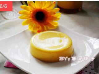 6、蛋奶布丁,凝固好的布丁轻轻磕一下就可以脱模了