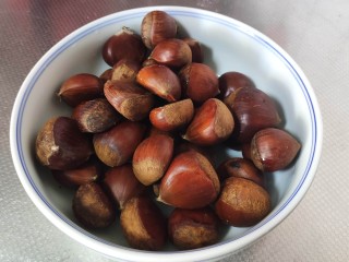 1、糖炒板栗,板栗洗净