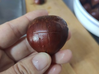 2、糖炒板栗,板栗表面划一个十字刀口