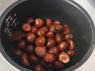 3、糖炒板栗,把板栗全部放入电饭煲中。