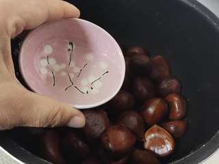 4、糖炒板栗,加入两勺食用油。