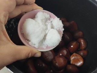 5、糖炒板栗,就两勺白糖。