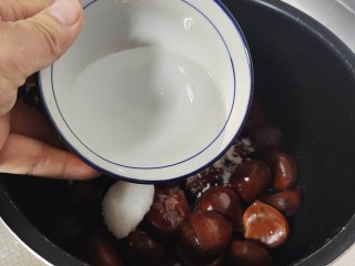 6、糖炒板栗,加入半碗清水。