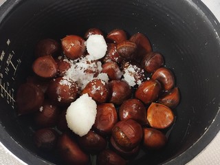 7、糖炒板栗,可以粗略搅拌一下。