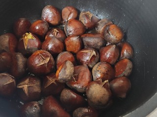 9、糖炒板栗,一个煮饭功能结束后，板栗全部熟了。