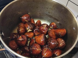 10、糖炒板栗,再把板栗全部倒入一个小锅中，在明火上再煮一会儿，把里面的水分全部煮干。