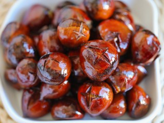 11、糖炒板栗,好吃的糖炒板栗就做好了。