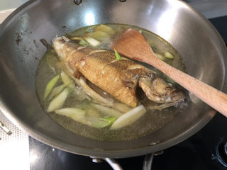14、红烧鱼,倒入适量热水，没过鱼身一多半